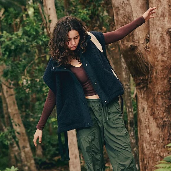 Scout It Out Fleece Vest Color: Black - Picture 4 of 4